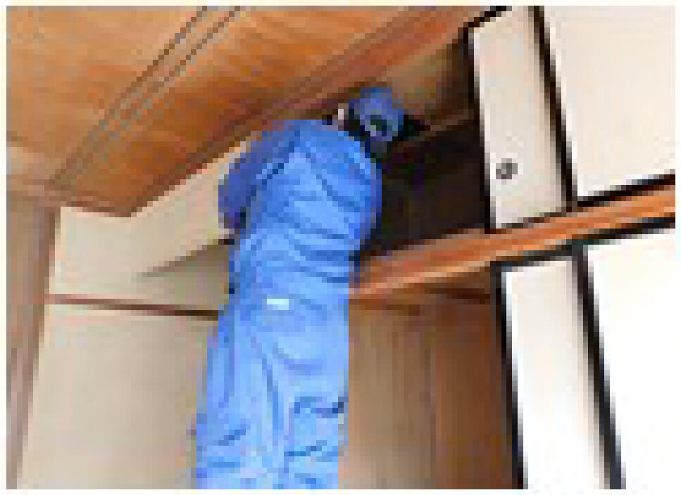 建築のプロが建物内の断熱材の有無や劣化状況を目視で確認します。