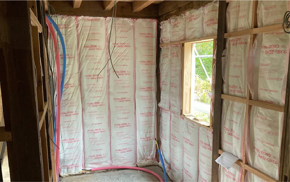 国の基準以上を目標に施工を行います。リフォームハウスイワサキではグラスウールを推奨しています。コストパフォーマンスに優れ、夏涼しく、冬暖かい住まいが実現します。