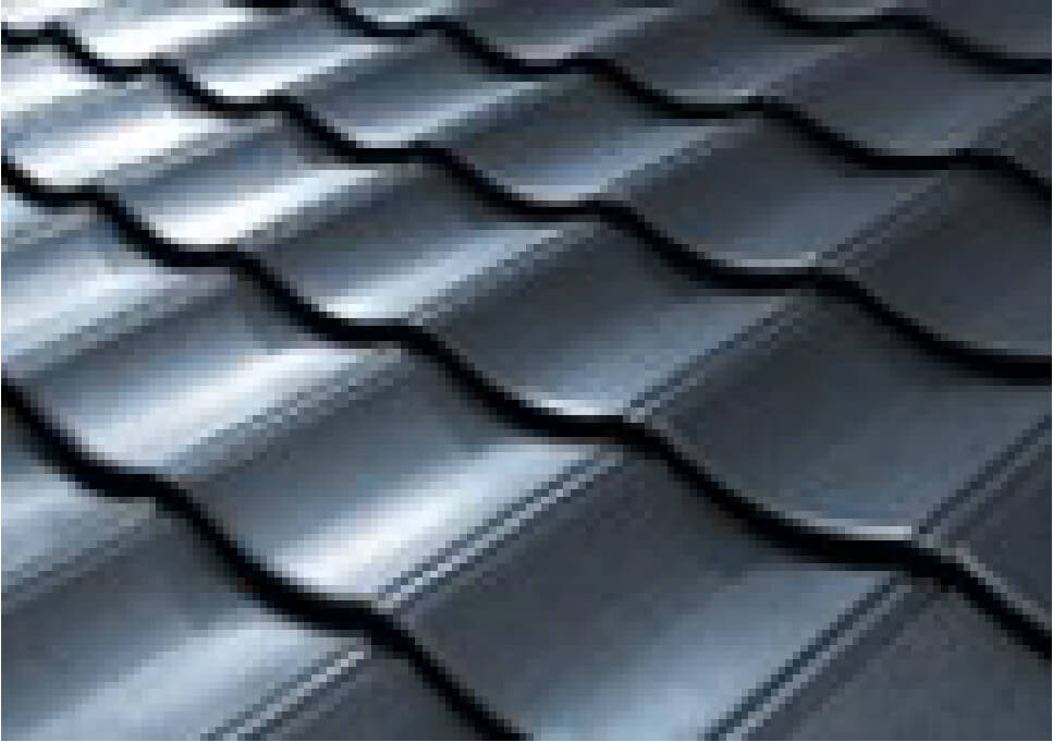 屋根は重量のある日本瓦から軽量な材質に取替えます。