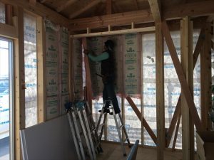 長泉町新築 断熱材を壁に入れているところです
