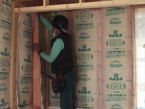 長泉町新築 断熱材を壁に隙間なく入れているところです
