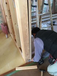 長泉町 下長窪マイホーム新築注文住宅 井熊大工さんがドア枠取付です