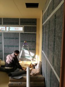 長泉町　下長窪マイホーム新築注文住宅　遮音シートの上にプラスターボードを張ります