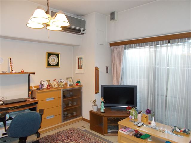 御殿場市で間仕切りを工夫して、広々感じる高級感のある部屋へ