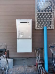 三島市徳倉　給湯器交換　既設配管カバー