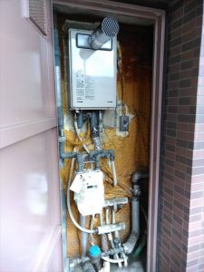 沼津市 給湯器交換 PS扉内