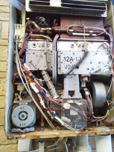 給湯器パネル外し