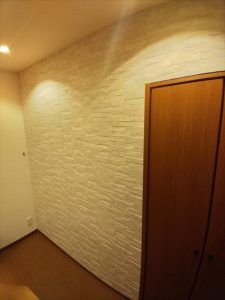 三島市でレンガ風の壁紙でおしゃれな内装に