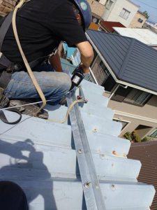 沼津市 鉄板屋根の補強