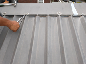 沼津市工場雨漏り施工中