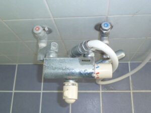 伊豆の国市で「サーモスタット機能」付きのカクダイ浴室混合水栓に