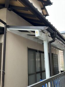 沼津市　欠けや劣化が進んだ波板を交換