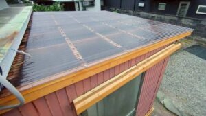 沼津市 木下地の物置の波板張替え