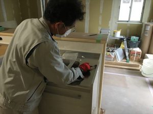 長泉町　下長窪マイホーム新築注文住宅　　キッチン組立コーキング処理です