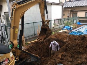 長泉町　下長窪マイホーム新築注文住宅　合併浄化槽の穴をユンボで掘っています