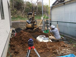 長泉町　下長窪マイホーム新築注文住宅　浄化槽の高さを測っています