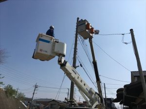 長泉町　下長窪マイホーム新築注文住宅　東京電力が仮設電気をつなぎ変えに来ました