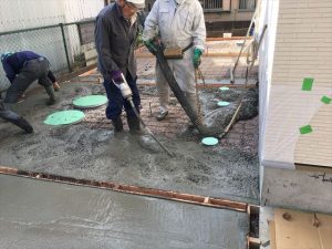 長泉町　下長窪マイホーム新築注文住宅　コンクリートを振動をかけて隙間をなくす