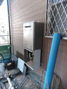 給湯器交換　配管カバー調整