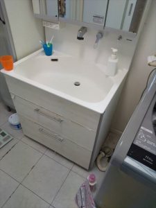 沼津市で古くなった洗面台と床をきれいにしたい！