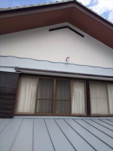 沼津市で壁と屋根の取り合い部分からの雨漏り屋根全体を新しい屋根材で覆うカバー工法