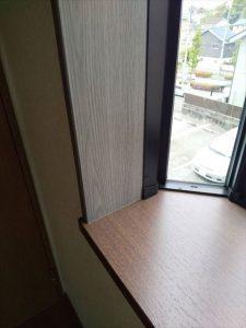 三島市で窓枠シート貼り補修をしました