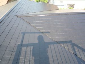 三島市でカラーベスト屋根の劣化により雨水と汚れに強いシリコン塗装！