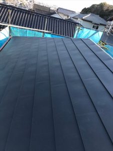 三島市でカラーベスト劣化のため新しい屋根材でカバー工法(重ね葺き)
