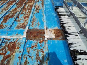沼津市で金属屋根経年劣化、錆で腐食した屋根をカバー工法施工で雨漏り解消！
