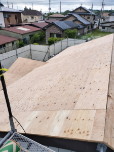 小山町屋根野地板設置