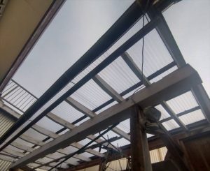 ポリカ波板張替えで快適空間に