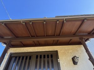 沼津市　玄関の印象を一新！庇の軒天補修＆柱の保護塗装