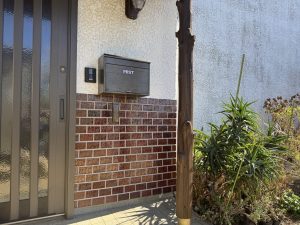 沼津市　玄関の印象を一新！庇の軒天補修＆柱の保護塗装